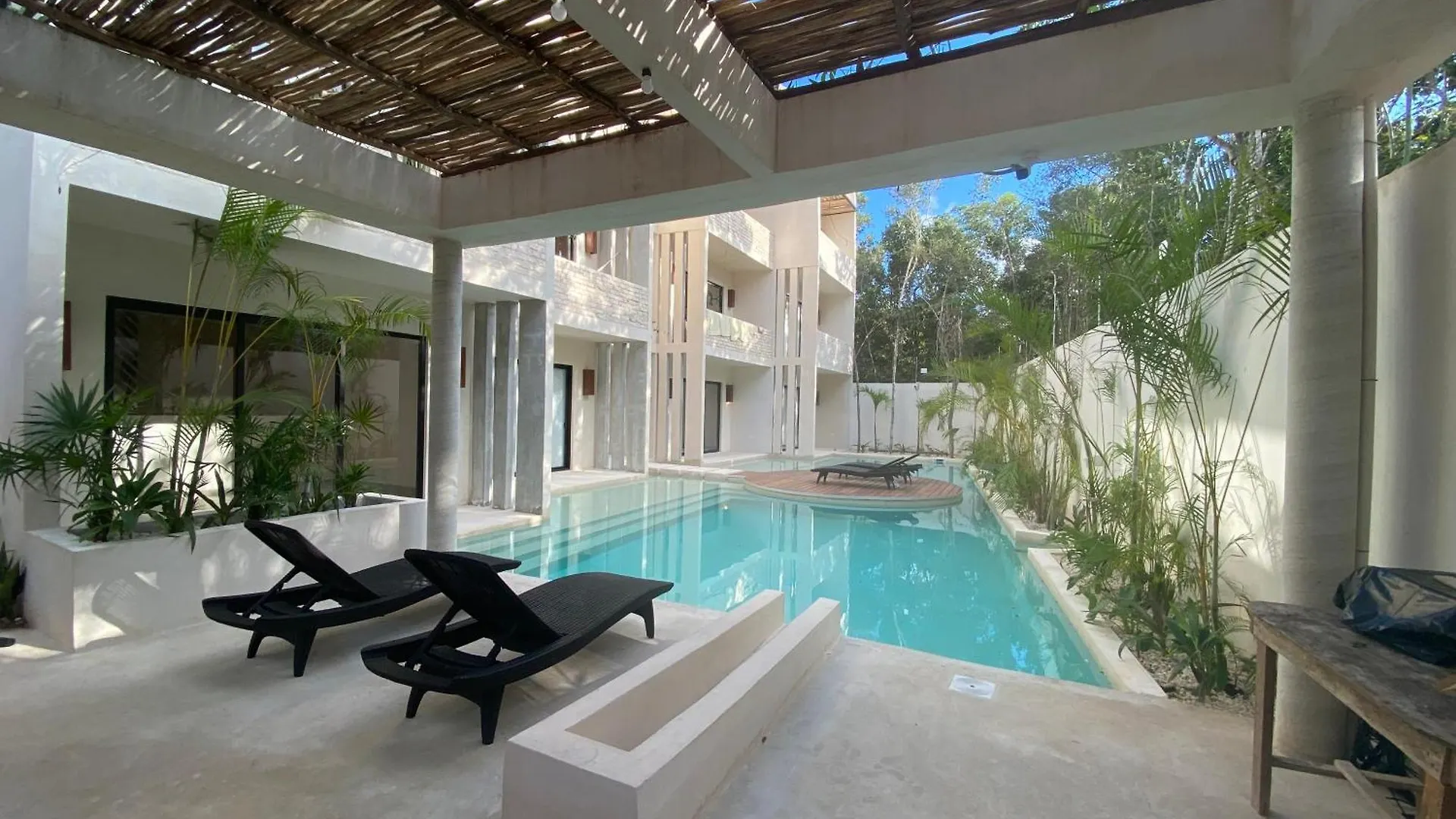 Charming Cozy Penthouse W Private Pool location